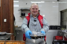 gursu-nun-gulen-yuzu-mesut-yemek-dagitiminda_6569