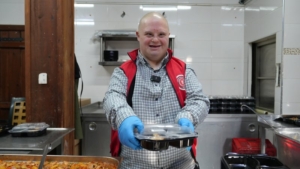 gursu-nun-gulen-yuzu-mesut-yemek-dagitiminda_6569