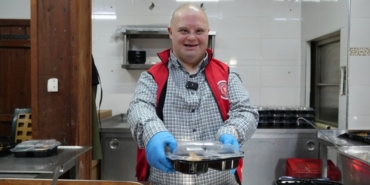 gursu-nun-gulen-yuzu-mesut-yemek-dagitiminda_6569