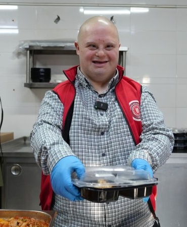 gursu-nun-gulen-yuzu-mesut-yemek-dagitiminda_6569