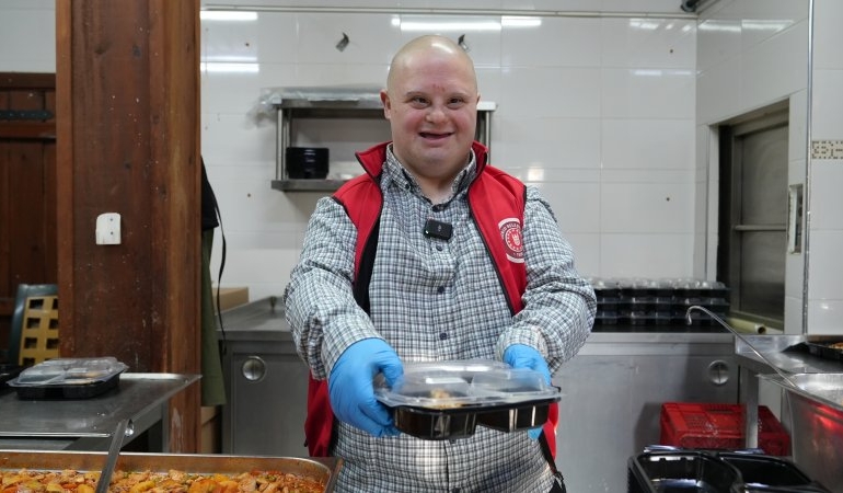 gursu-nun-gulen-yuzu-mesut-yemek-dagitiminda_6569